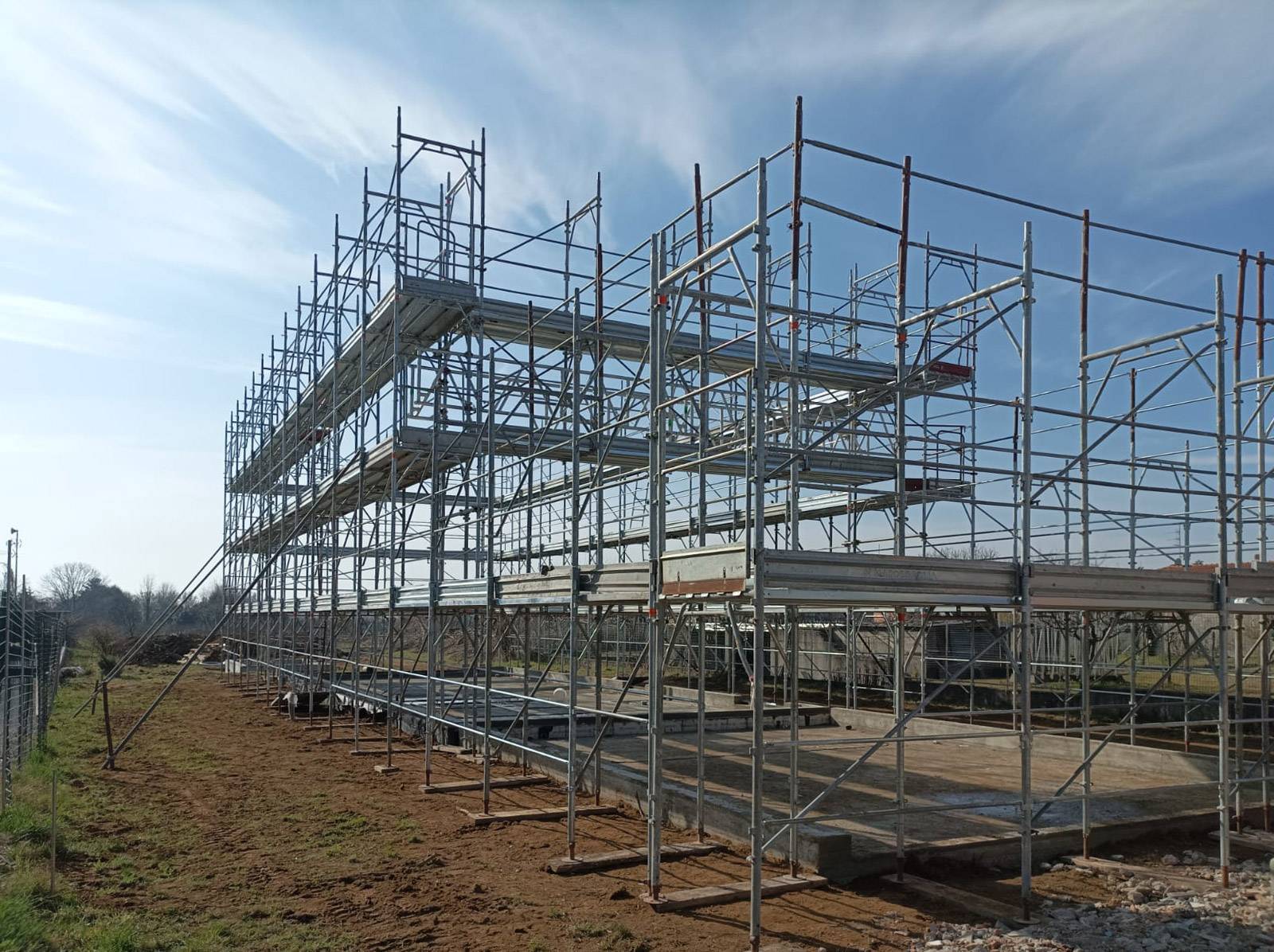 perin-ponteggi-castelserpio-montaggio-ponteggio-realizzazione-edifici-prefabbricati-legno (8)